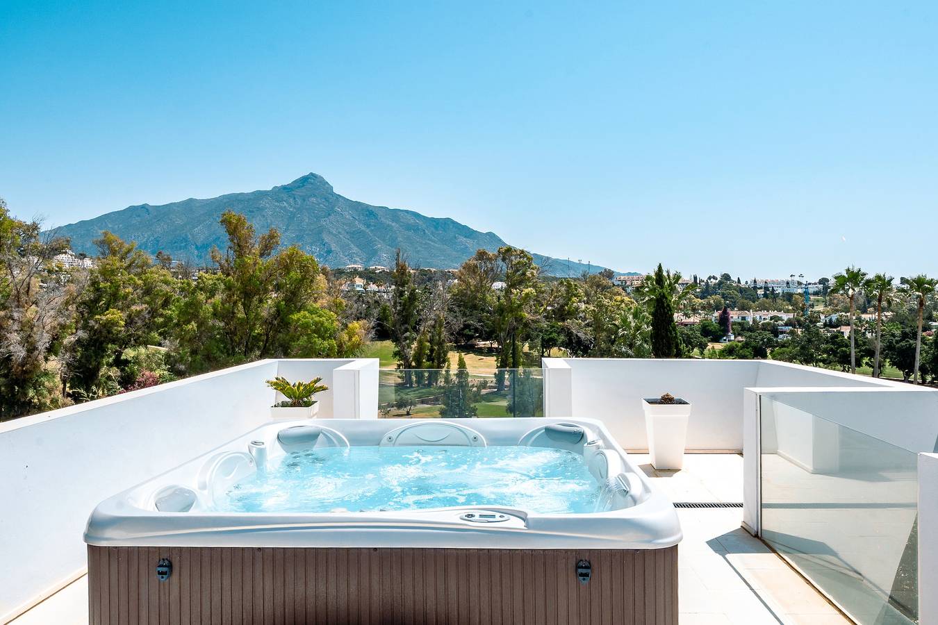 Villa 'Azur' with Sea View, Wi-Fi and Air Conditioning in Nueva Andalucia Golf Valley, Marbella