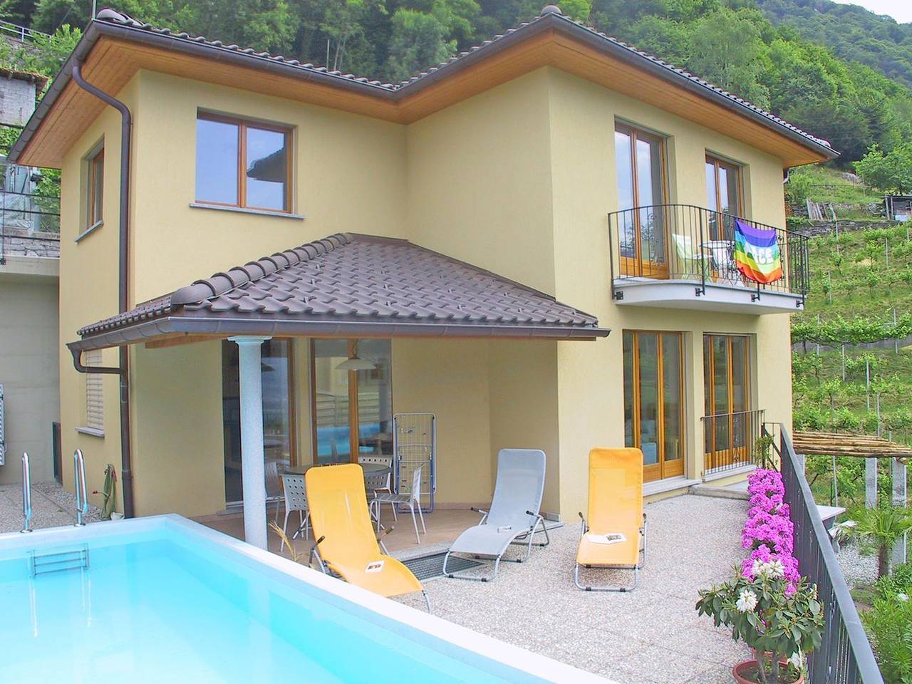 Schönes Einfamilienhaus mit Schwimmbad und Panoramasicht in Cugnasco-Gerra, Tessiner Alpen