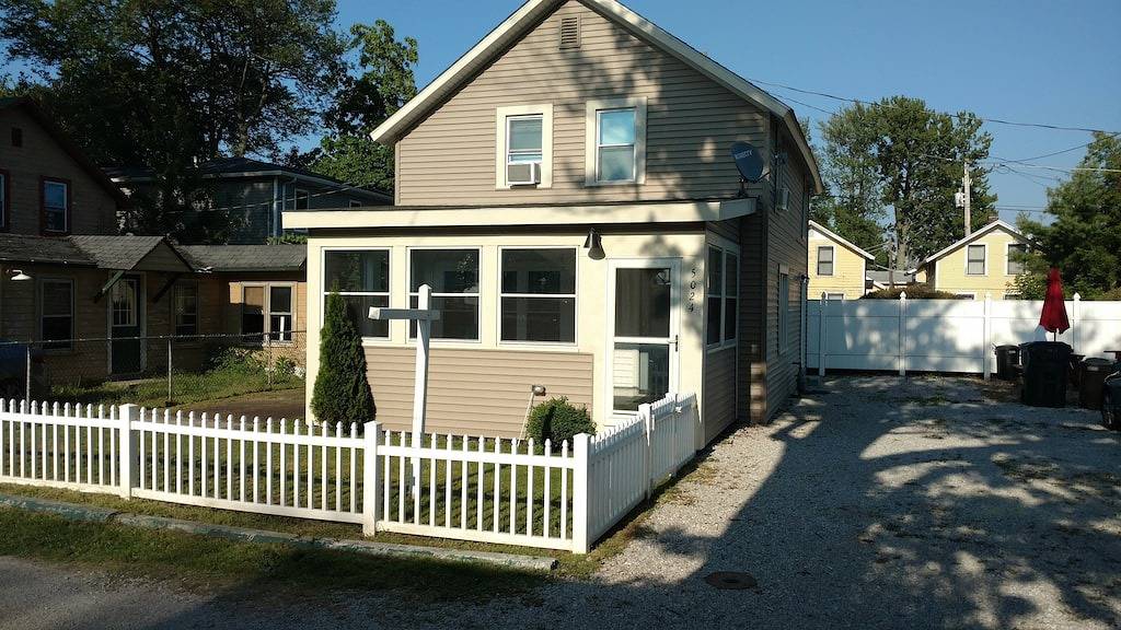 Enjoy all of Geneva-on-the-Lake from this cottage! Right off the strip! in Geneva-on-the-Lake, Ashtabula County