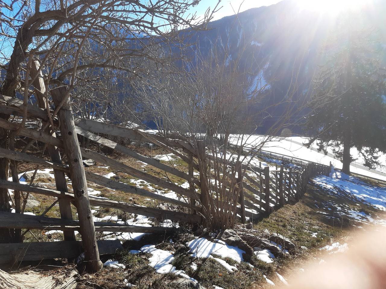 Geheel appartement, Appartement 'Innerdurachhof Hochwart' met uitzicht op het meer, gedeeld terras en wifi in Ulten, Ortler Alps