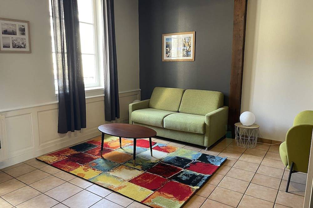 Entire apartment, Le Coche d'Eau-Apartment-Modern-Ensuite-City view in Auxerre, Auxerre region