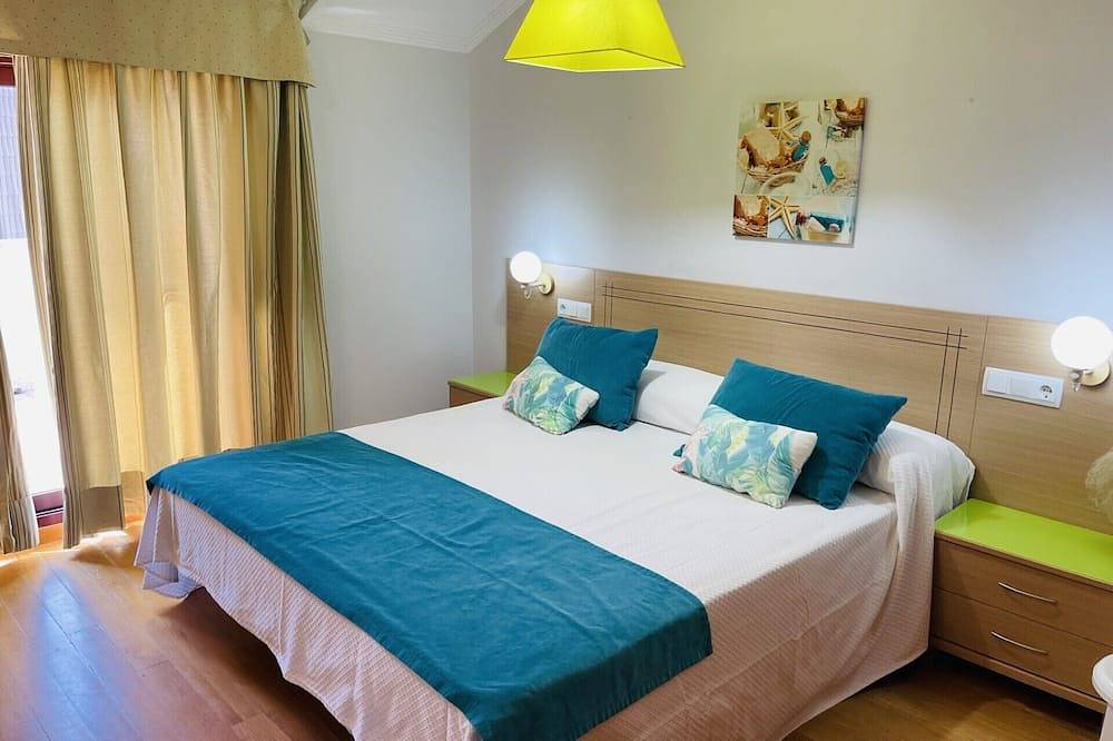 First Line Beach, Spa, Swimming Pools, Tennis, Paddle, Squash, Garden, Children'S Playground. in O Grove, Rías Baixas