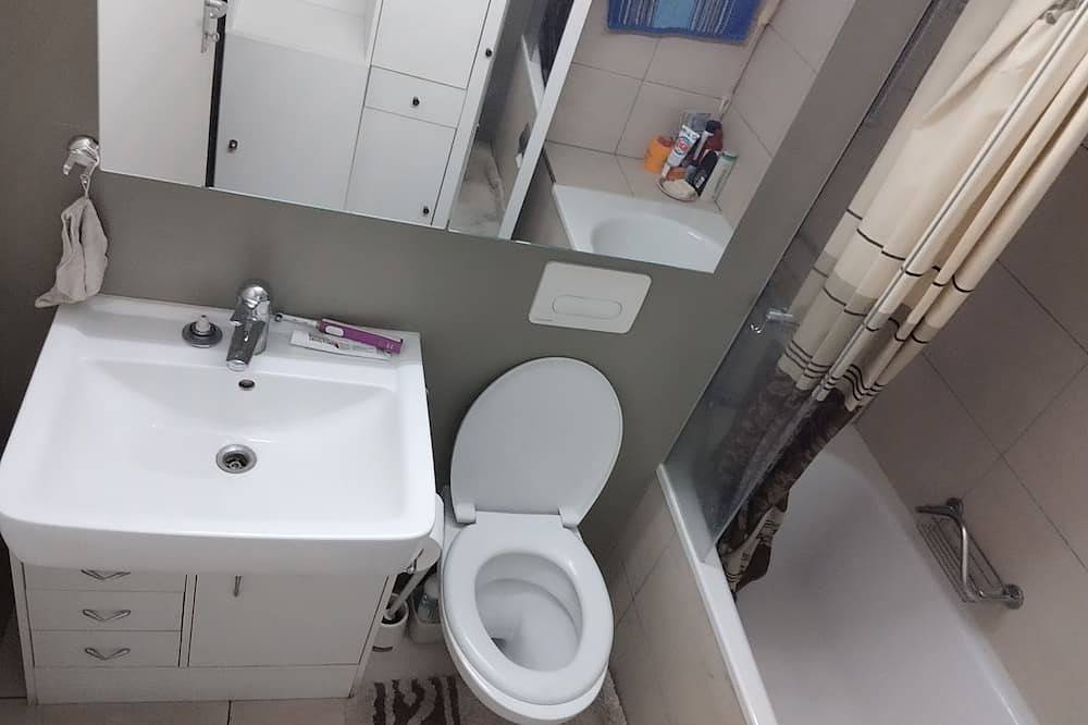 Ganze Wohnung, Furnished appartment vis-a-vis of railstation 5 min from lake at Montreux in Tavel VD, Genfer See