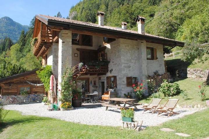 Location de vacances pour 2 personnes, avec terrasse ainsi que jardin et vue à Daone