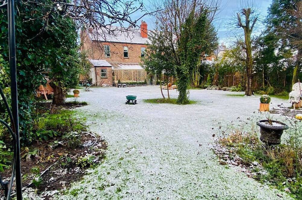 Winter Escape with heated pool in Merseyside