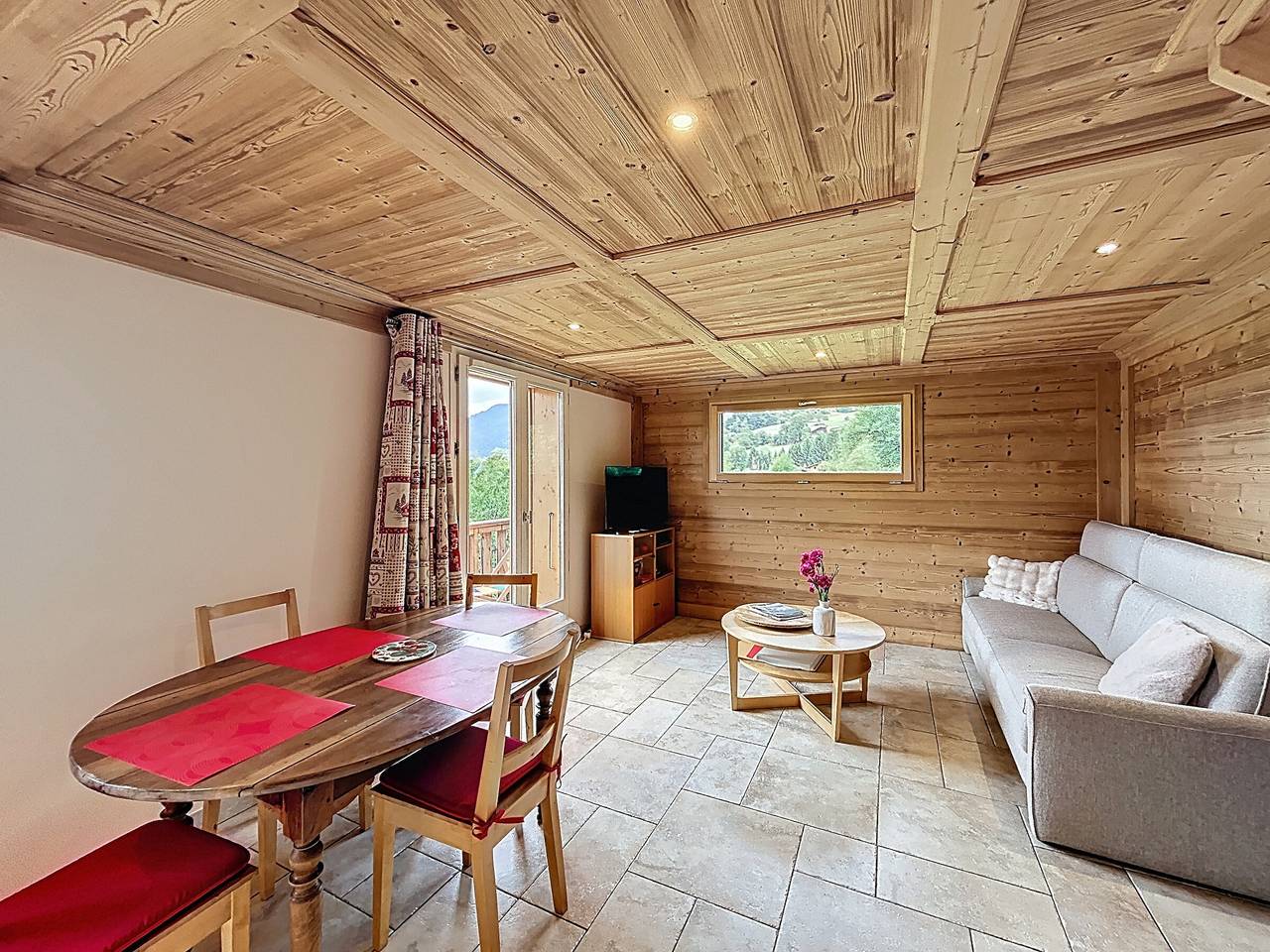 Entire apartment, 2-bed apartment, mezzanine, Mont Blanc view, village nearby, parking in Combloux, Pays du Mont-Blanc