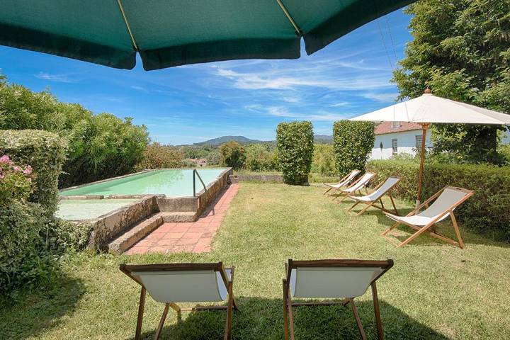 Cottage pour 3 personnes, avec terrasse et piscine ainsi que jardin et vue dans Lanheses