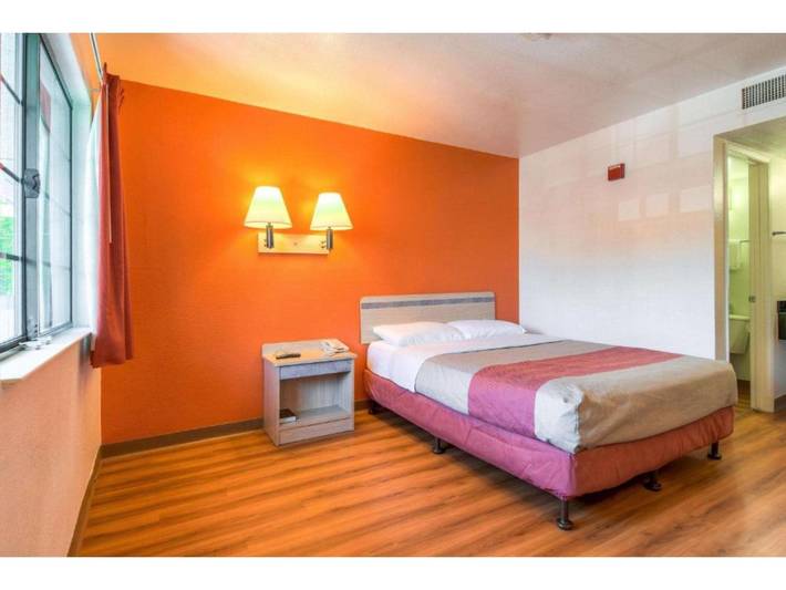 Ganze Wohnung, 1 Queensize-Bett | Barrierefrei/Badewanne in Pomona, Südkalifornien