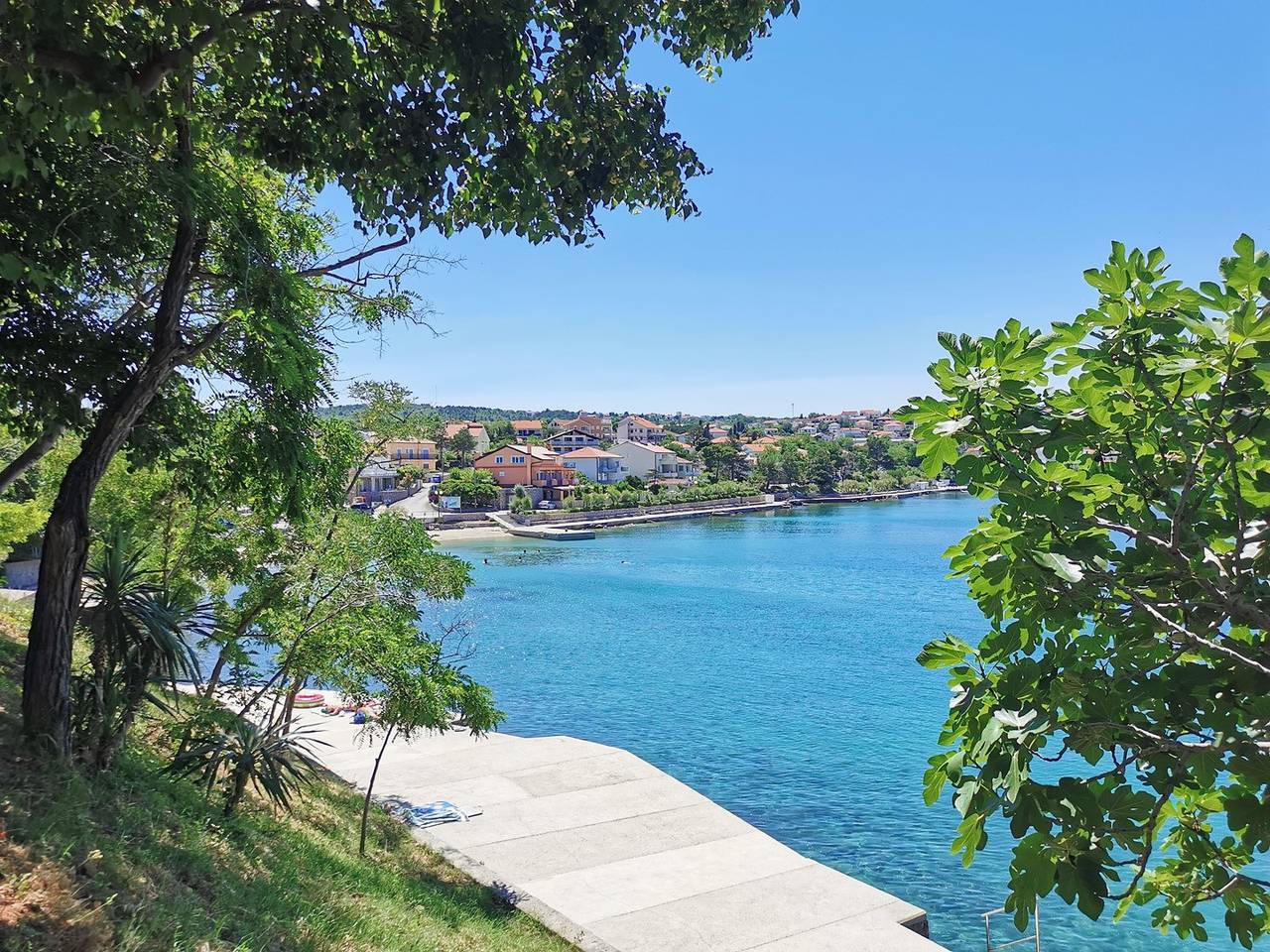 Ganze Wohnung, Apartment Radosna - 370 Meter vom Meer entfernt, drei Schlafzimmer, zwei Badezimmer, privater Parkplatz, Grill in Silo (Krk), Krk