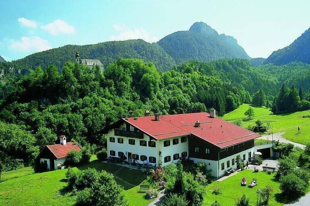 Ganze Wohnung, Appartement mit Balkon für 1 - 2 Personen mit herrlichem Talblick und Terrasse in Bad Reichenhall, Berchtesgadener Alpen