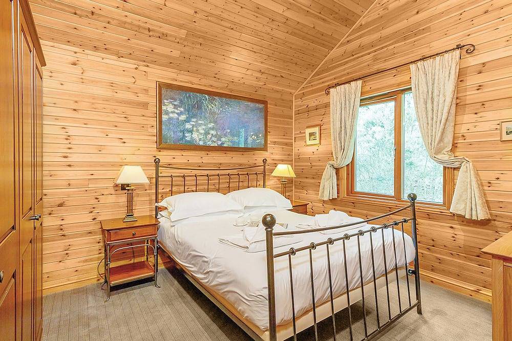 Sturt Watersedge Lodge in Tilford, Surrey