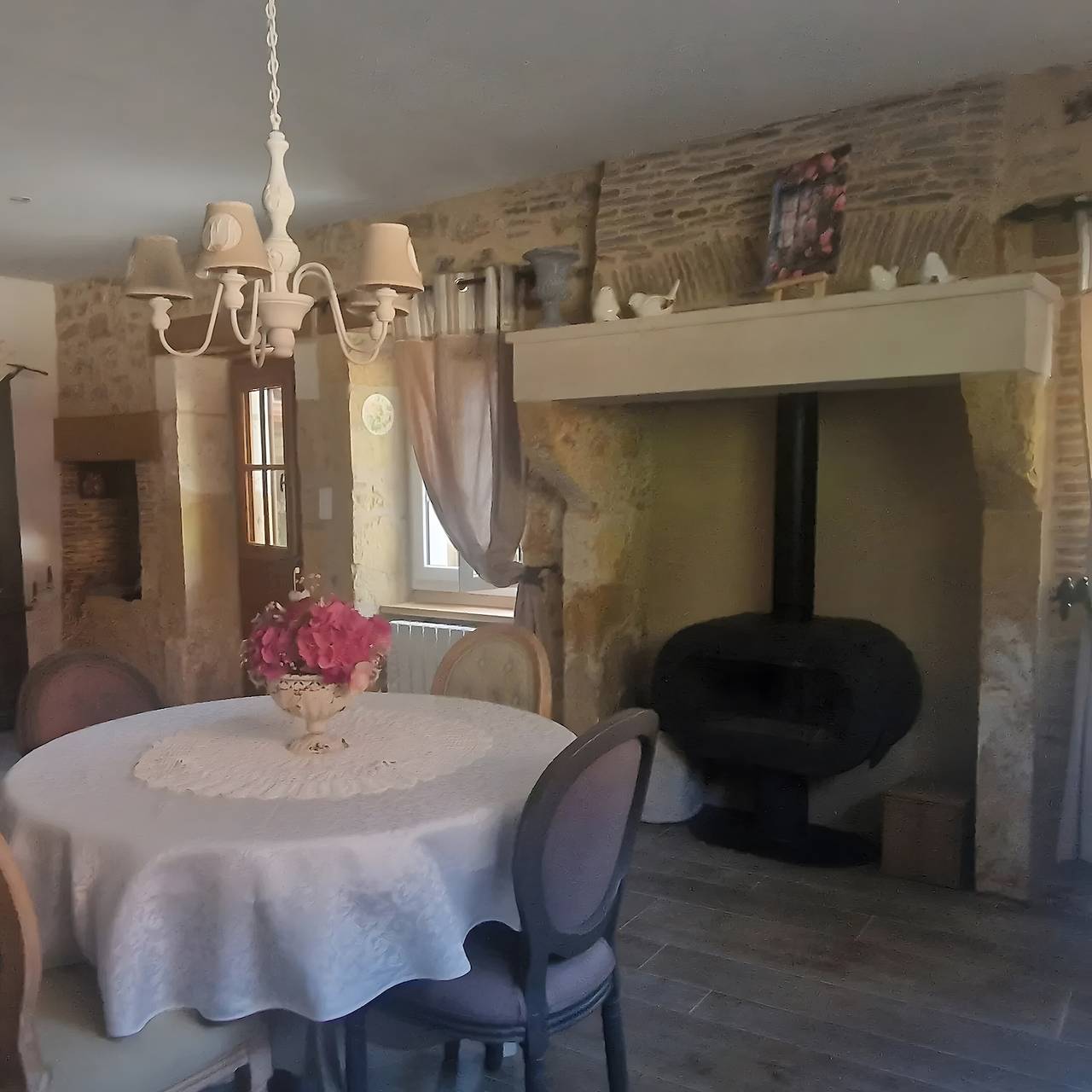 Ganze Wohnung, L'Écrin de la Rose – Ruhiges Refugium mit Pool, Natur und haustierfreundlicher Unterkunft. in Yvrac-et-Malleyrand, Charente