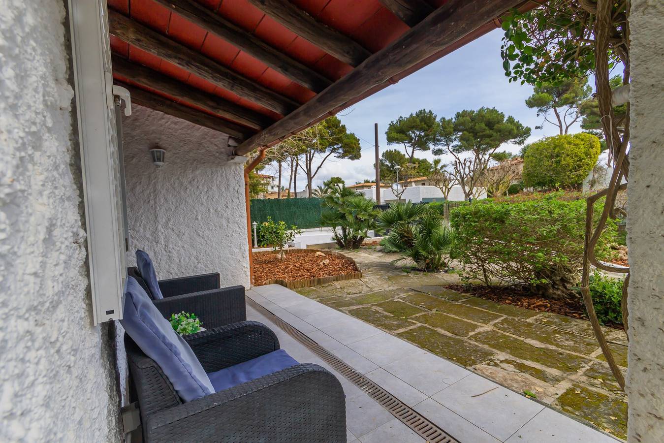 Modern Vakantiehuis "Casa Enriqueta" met Uitzicht op Zee, Tuin, Terrassen & Zwembad in Playa de Muro, Muro