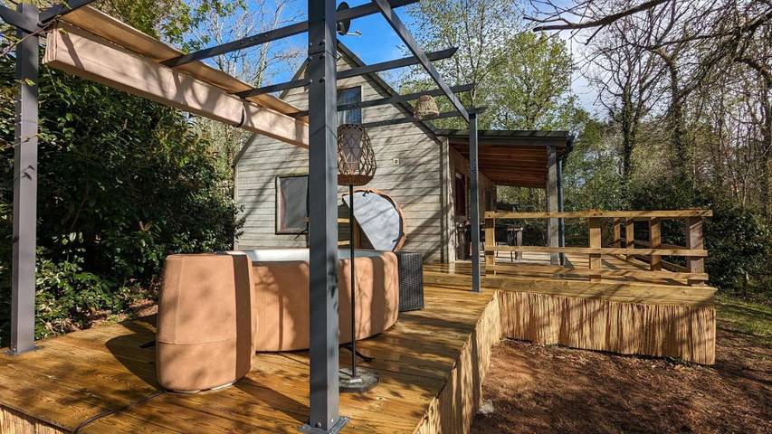 Parc de vacances pour 6 personnes, avec jardin et bassin pour enfant ainsi que vue et piscine, adapté aux familles en Dordogne - 2