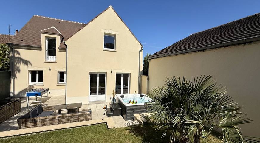 Gîte pour 12 personnes, avec Jacuzzi ainsi que Terrasse et Jardin