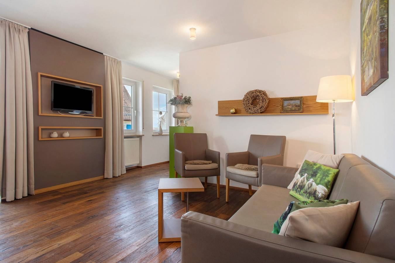 Entire apartment, Obst- und Ferienhof Lehle – Apartment Jonagold with Shared Terrace, Garden & Wi-Fi in Immenstaad, Immenstaad am Bodensee