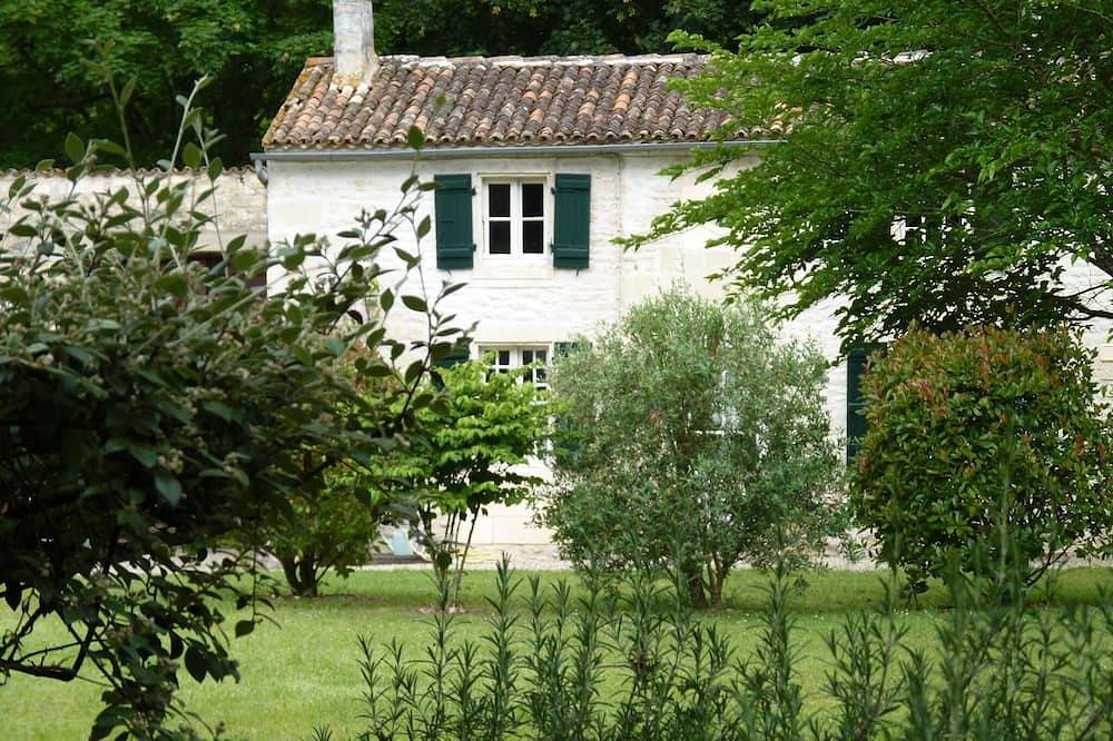 Cottage dans une propriété du 17siècle bordant la rivière Charente in Chaniers, Région de Saintes