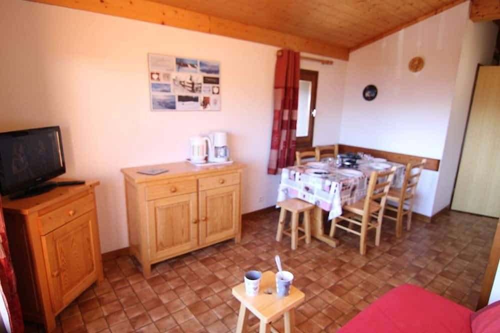 Entire apartment, Cozy 2-Room Apartment for 6 in Les Saisies - Balcony, Ski Access, Scenic Views in Les Saisies, Albertville region