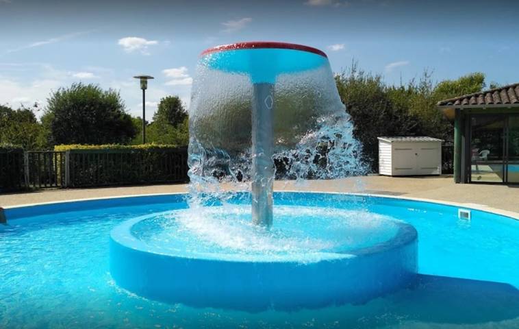 Camping pour 6 personnes, avec vue sur le lac ainsi que piscine et bassin pour enfant en Charente