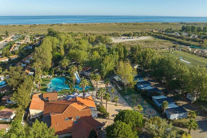 Camping pour 6 personnes, avec Jacuzzi et Terrasse ainsi que Jardin et Piscine
