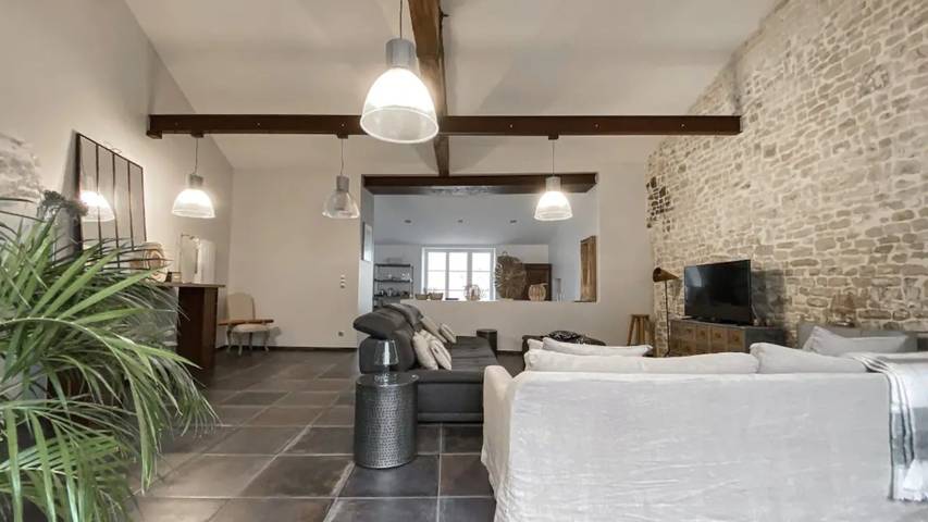 Gîte pour 12 personnes, avec jardin ainsi que piscine et terrasse