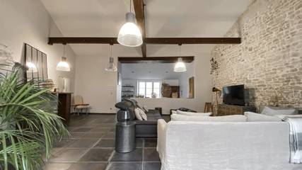 Gîte pour 12 personnes, avec piscine ainsi que terrasse et jardin à Marsilly