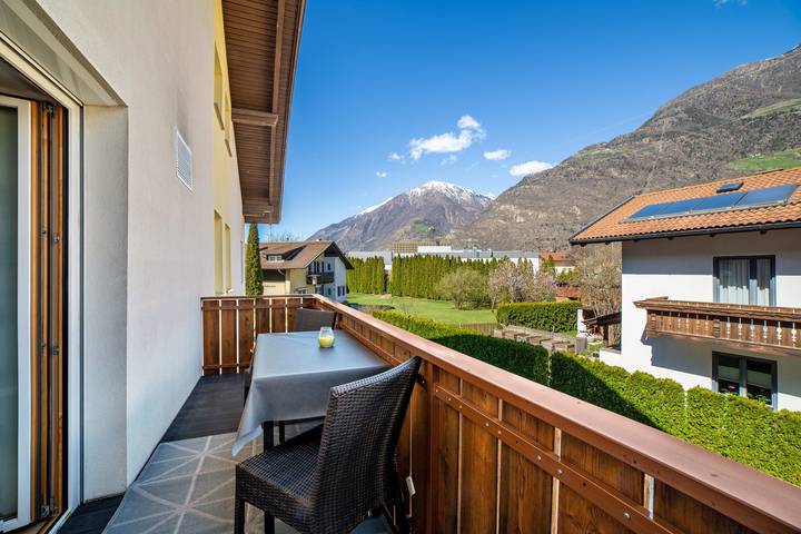 Apartamento inteiro, Apartamento 'Typ D Haus Pöder' com vista para a montanha, jardim partilhado e acesso Wi-Fi in Naturno, Ortler Alps