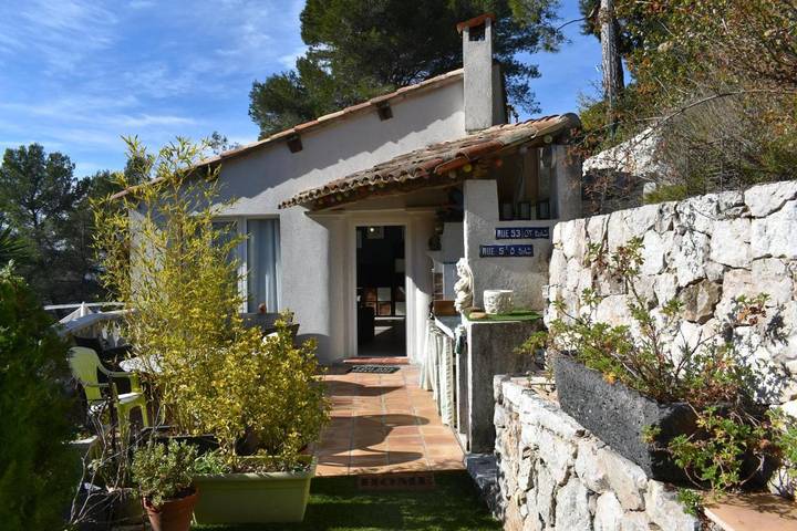 Location de vacances pour 2 personnes, avec jardin et vue à La Trinité