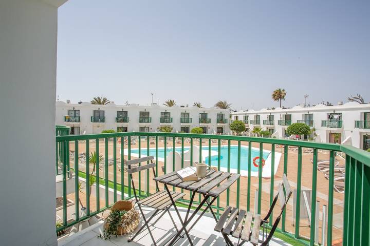 Entire apartment, San Valentin Noa’s Double Pool View – Modern Apartment Near Beach in Corralejo, La Oliva