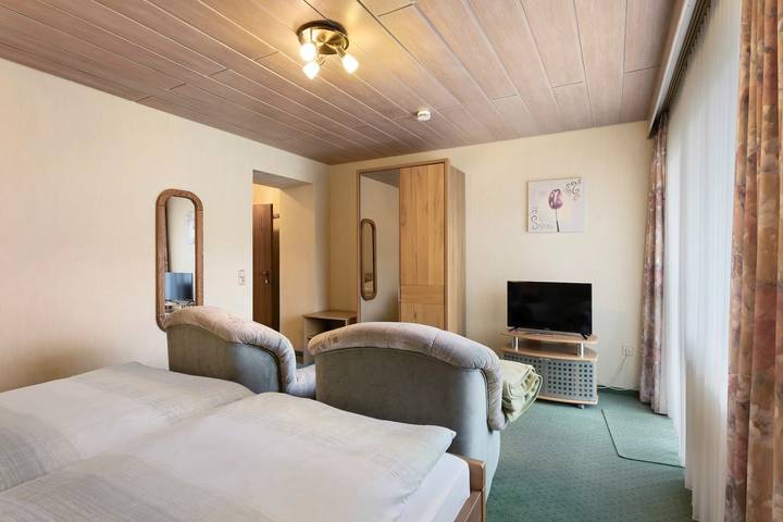 Ganze Wohnung, Haus Erika - Ferienwohnung 2 mit WLAN, Balkon und Gemeinschaftsgarten nahe Skywalk in Stryck, Willingen