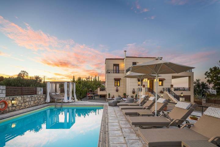 Ferienhaus für 9 Personen, mit Balkon und Terrasse sowie Garten und Pool