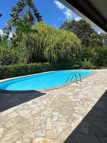 Location de vacances pour 6 personnes, avec jardin et piscine ainsi que jacuzzi et terrasse dans Guyane française