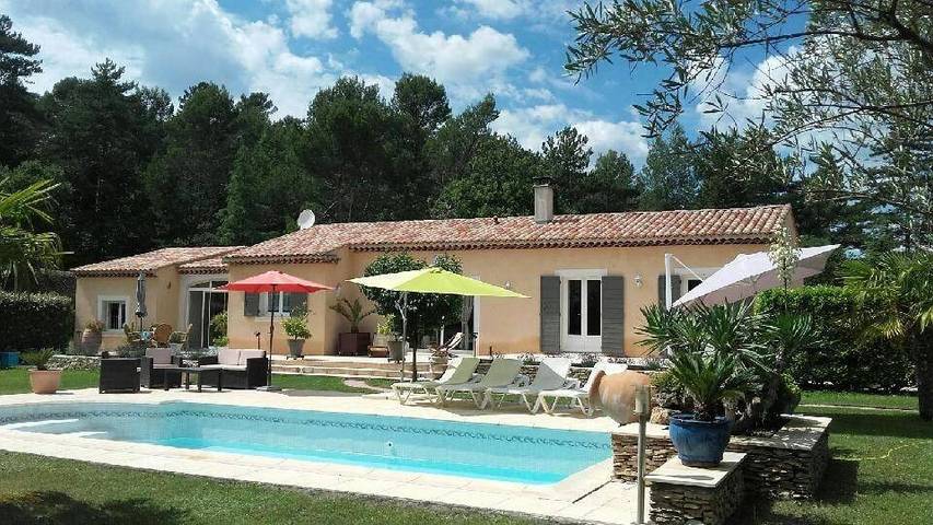 Location de vacances pour 6 personnes, avec piscine ainsi que balcon et jacuzzi à La Verdière