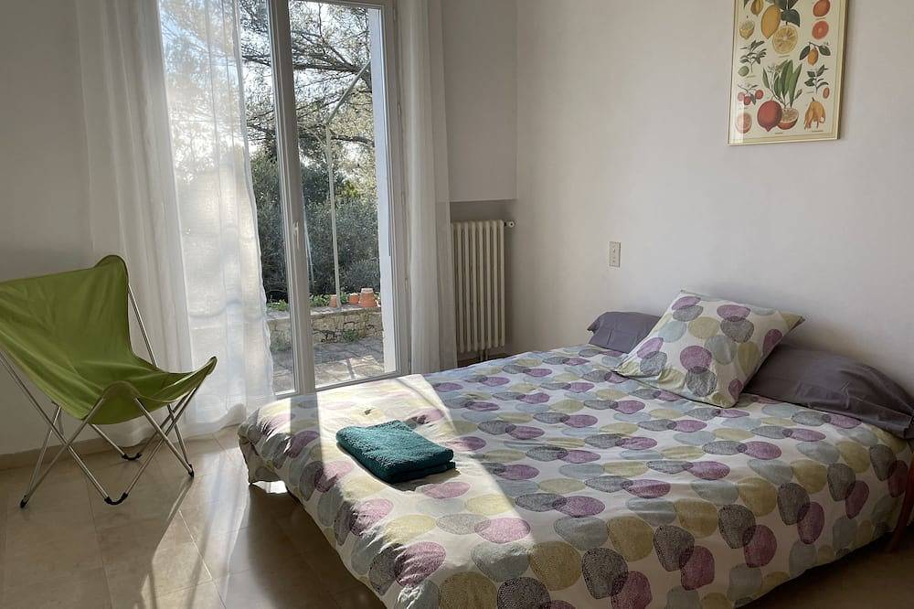 Gîte deux chambres, terrasse et piscine in Nîmes, Région de Nîmes
