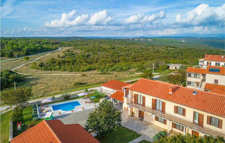 Una casa con encanto a 1,5 km de la costa: piscina, wifi, terraza y aparcamiento. in Barban, Costa sur de Istria