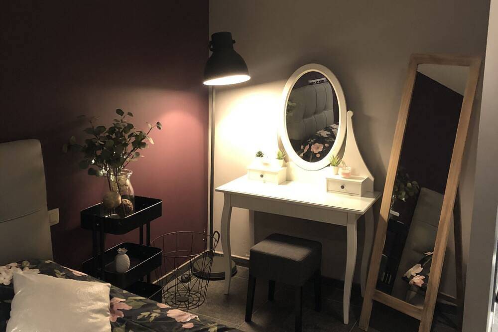 Chambre dans une splendide propriété boisée agrémentée d’une piscine, spa, parc in Basècles, Belœil