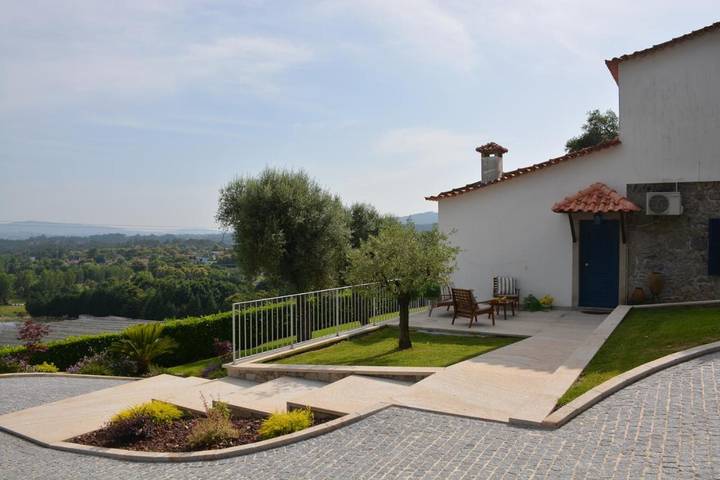Location de vacances pour 12 personnes, avec jardin ainsi que piscine et balcon dans Vila Verde - 2