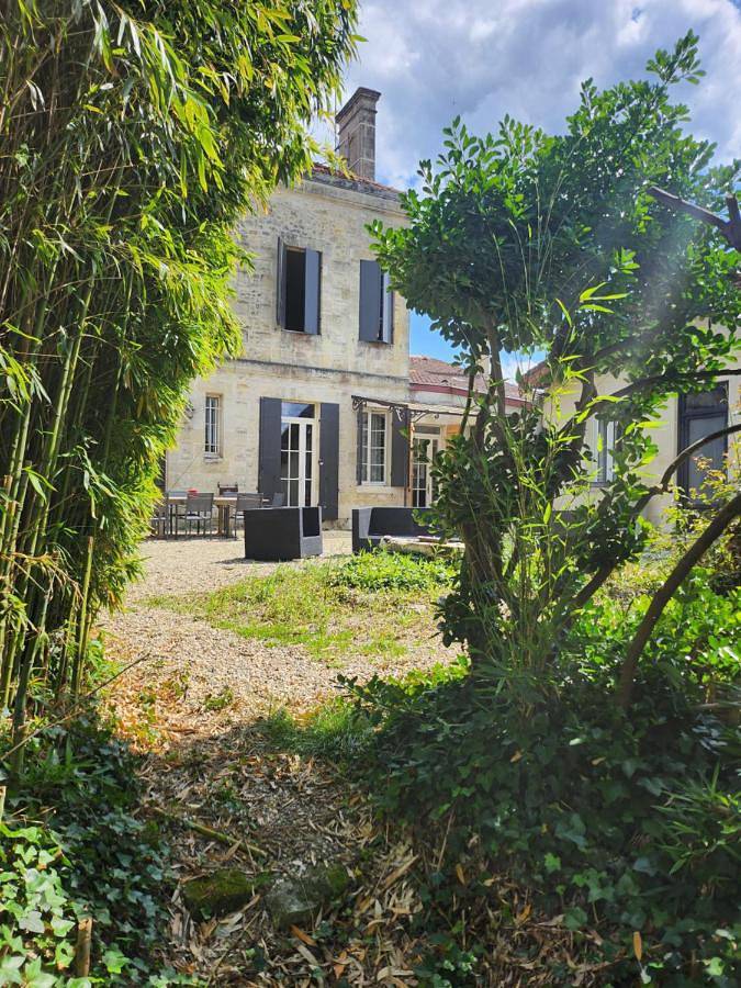 Gîte pour 2 personnes, avec piscine ainsi que jardin et terrasse à Moulis-en-Médoc