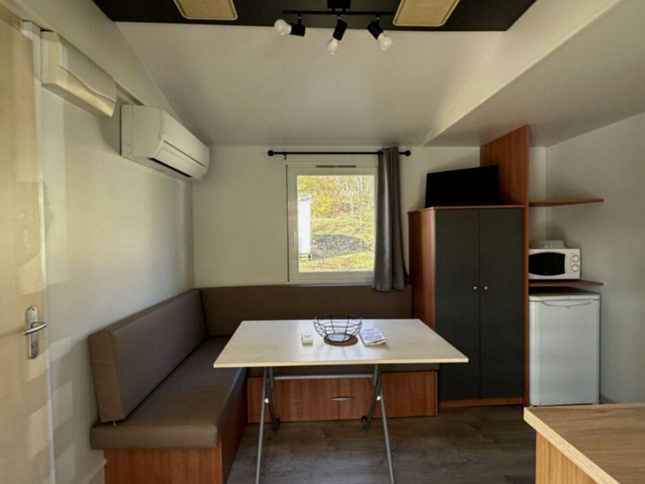 Casa móvil acogedora con terraza, 2 habitaciones en Lamontjoie in Saint-Vincent-de-Lamontjoie, Nérac region