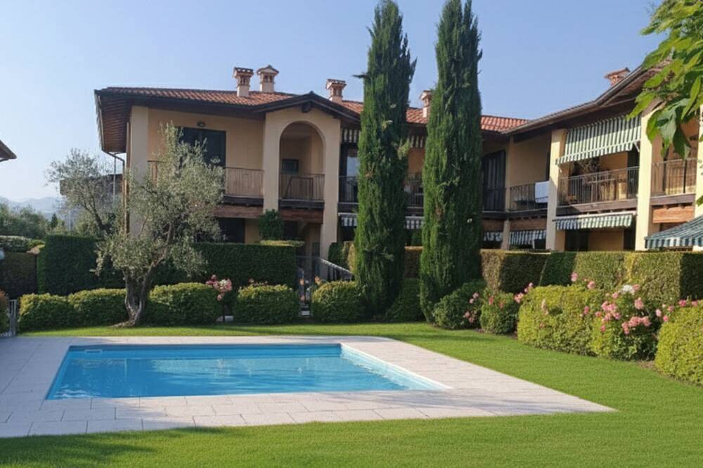 Ganze Wohnung, A 10-minute walk from Lake Garda, quiet area, a playground 80 m in Puegnago sul Garda, Gardasee-Berge