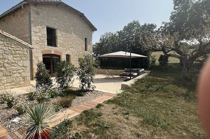 Gîte pour 2 personnes, avec Jacuzzi et Terrasse ainsi que Jardin et Piscine