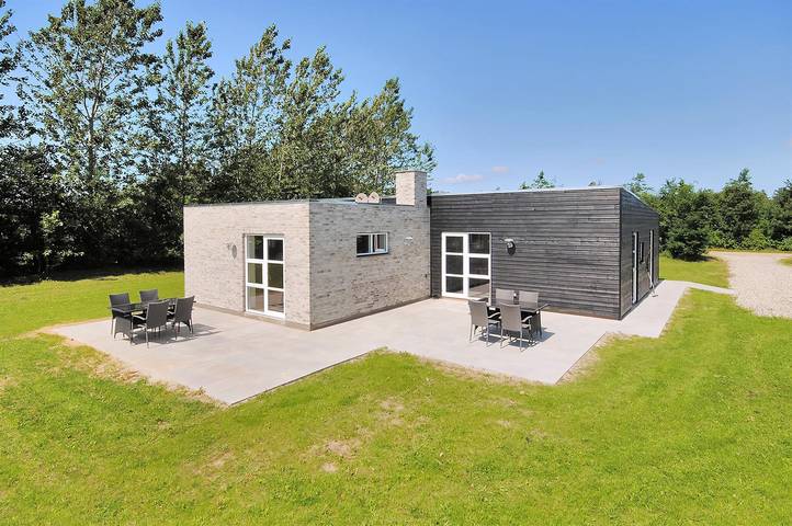 Ferieudlejning for 8 personer, med Jacuzzi og Terrasse samt Sauna i Virksund