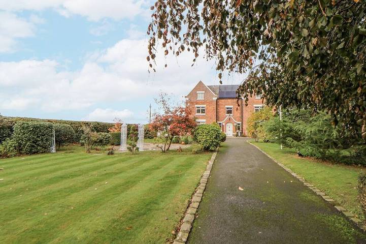 Glamping for 14 people, with garden and hot tub in Cheshire