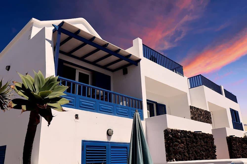Fantastic location, 2 bed 2 bathroom property, stunning views, private Jacuzzi. in Punta de las Mujeres, Lanzarote