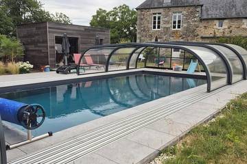 Gîte pour 4 personnes, avec jardin et piscine à Broons