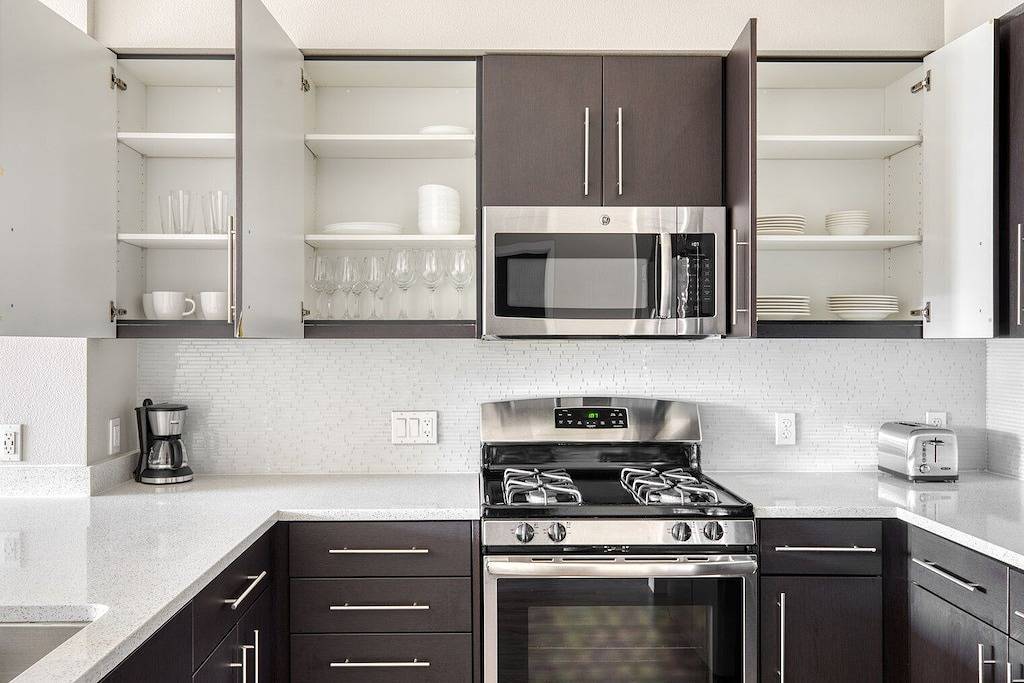 Ganze Wohnung, Lovely Redwood City 2Br w/ Gym & Tennis Court, walk to Wf, by Blueground in Redwood City, Silicon Valley