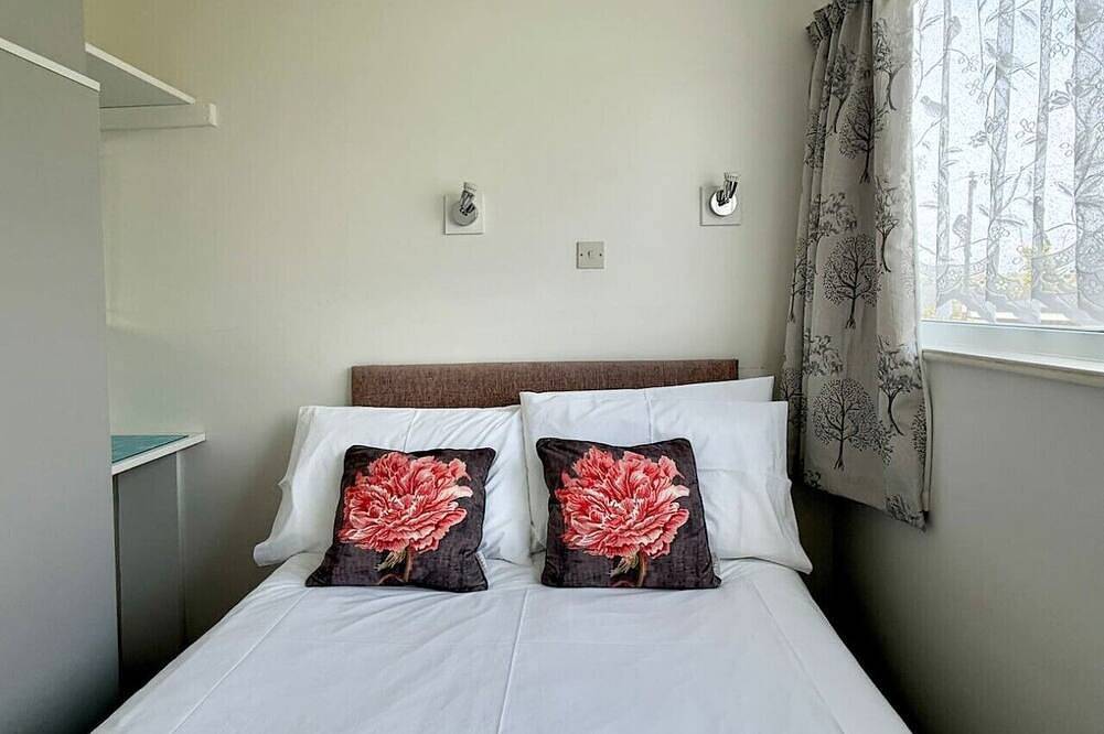 Bright Coastal Chalet Near Dartmouth | Sleeps 4 in Dartmouth, Devon