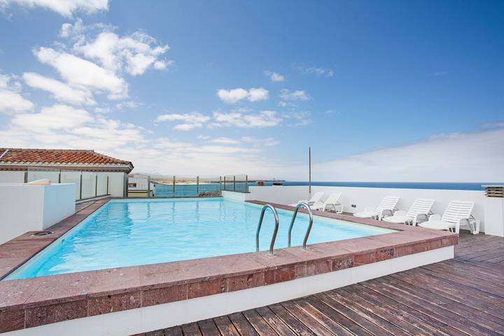 Hel studio-lejlighed, Vacation Studio 'Estudio Vista Mar 5' with Sea View, Shared Pool and Wi-Fi in Piedra Playa, La Oliva