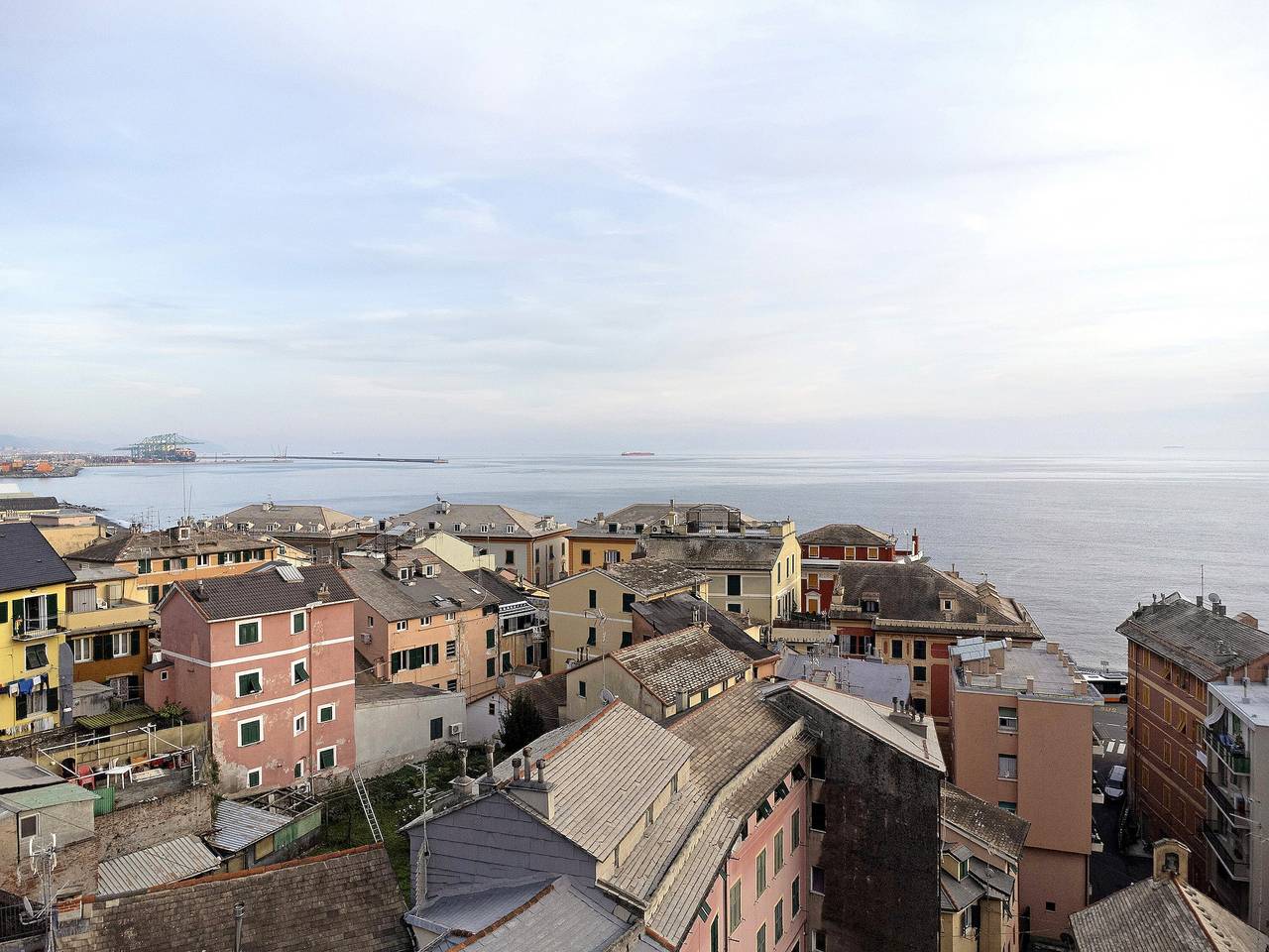 Appartamento intero, Appartamento 'Bedliving Nel Blu' con Vista Mare, Wi-Fi e Aria Condizionata in Ponente (Genova), Genoa