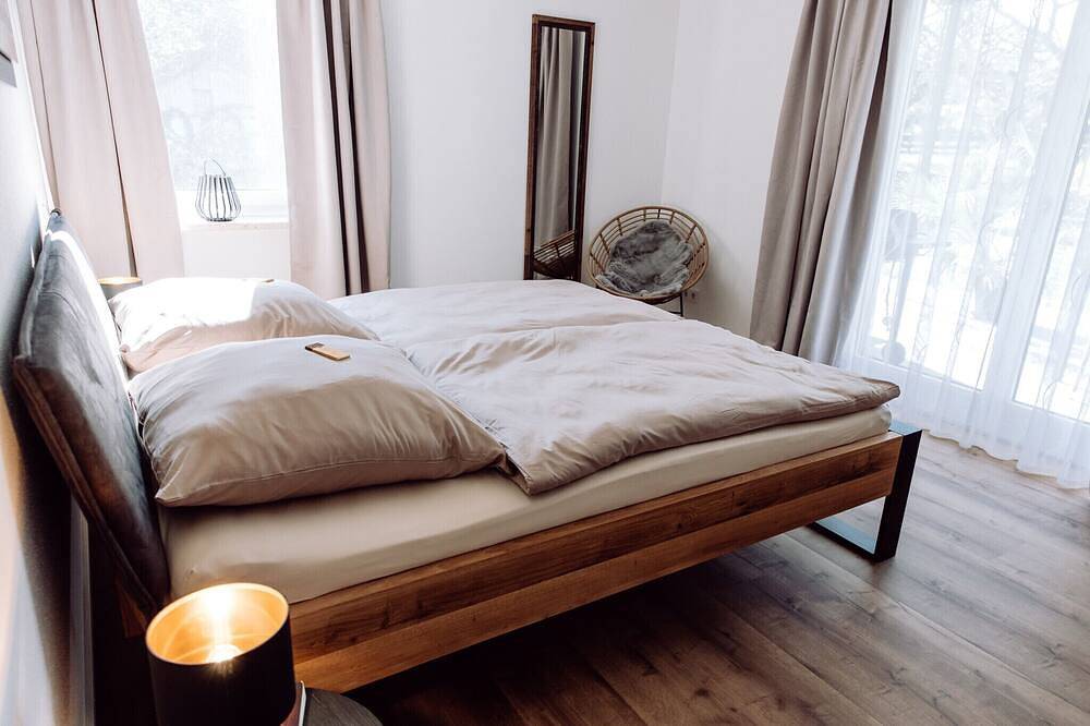 Ganze Wohnung, Ferienwohnung 1 Sonnenblick im Erdgeschoss mit 2 Terrassen und Garten in Riedering, Chiemgauer Alpen